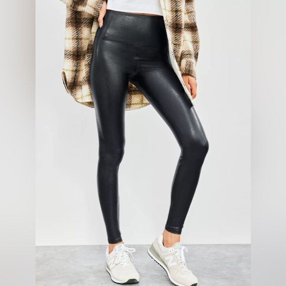 Wilfred Free by Aritzia Black Daria Short Vegan Leather Leggings - size S - Picture 1 of 6